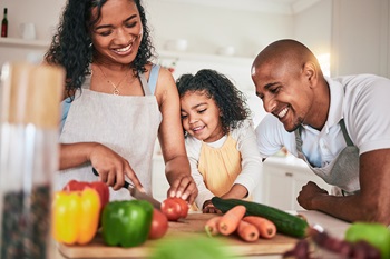Family eating veggies