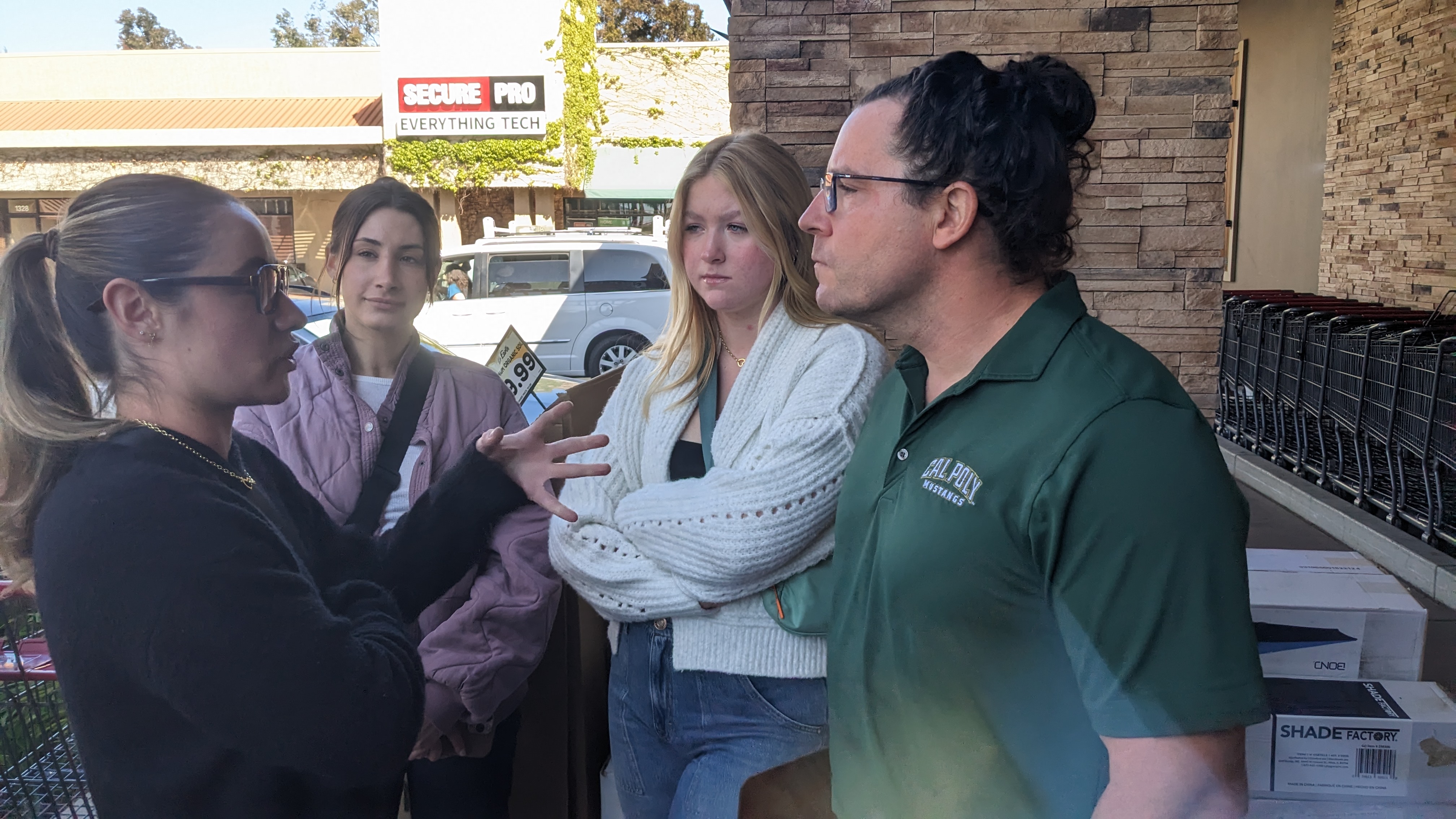 Dr. Ricky Volpe talks to students from the “Food Retail Management class on sustainaiblity auditing. 
