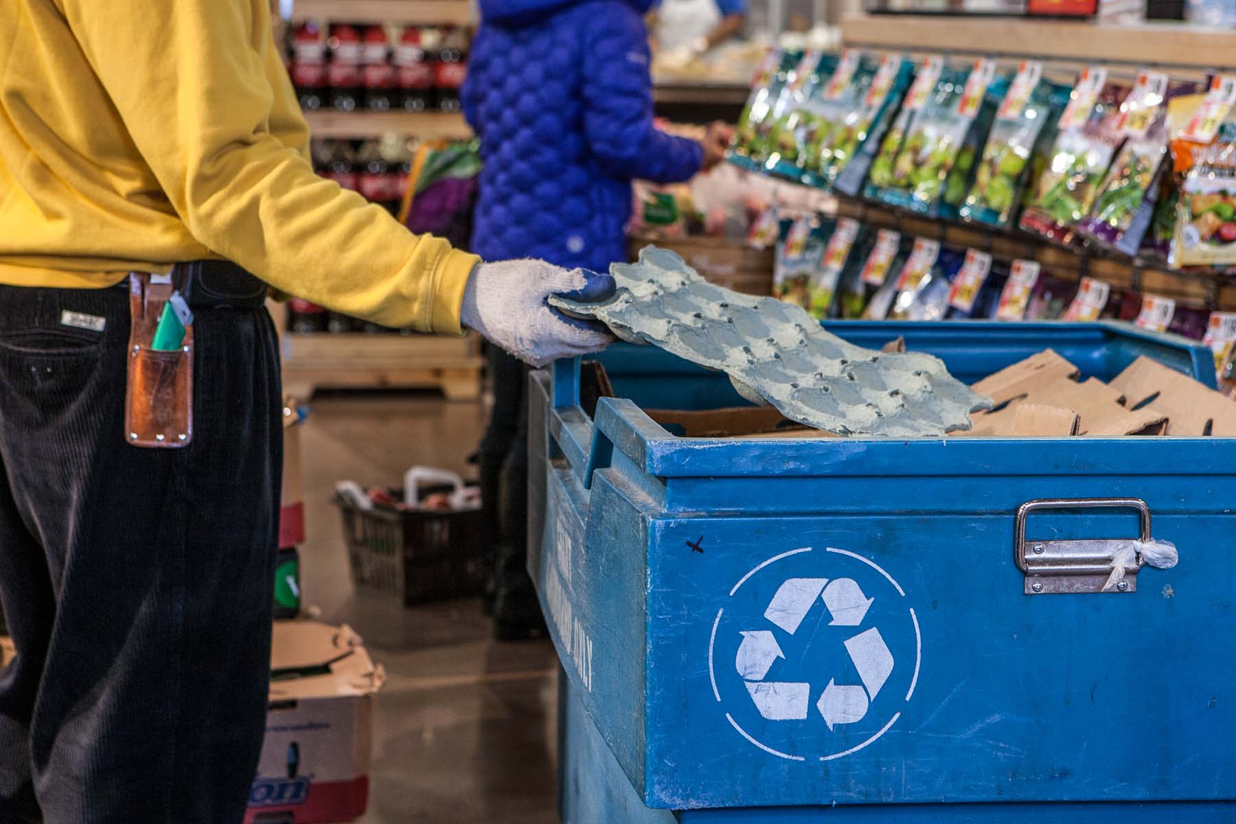 Worker with recycling bin